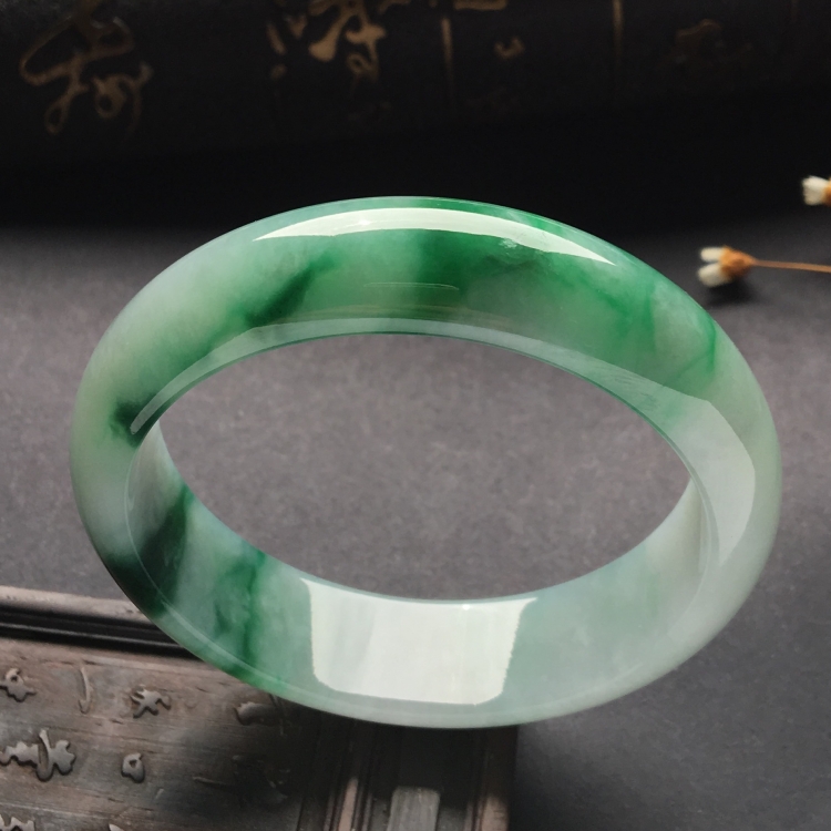 （超值推荐）糯冰种飘绿花手镯（57.1mm）