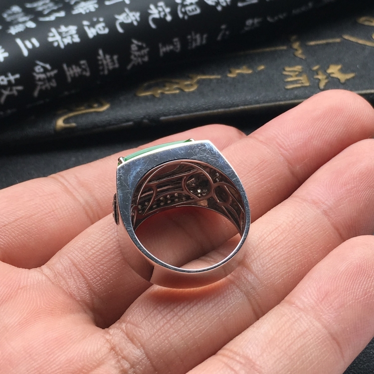（超值推荐）糯冰种阳绿镶白金钻石戒指（男戒）