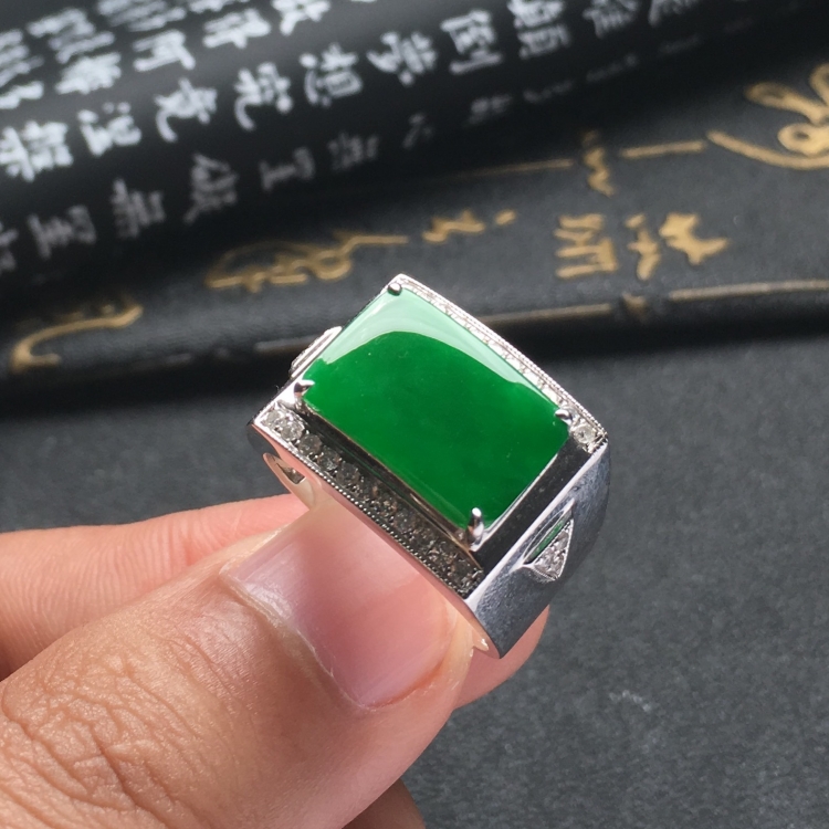 （超值推荐）糯冰种阳绿镶白金钻石戒指（男戒）