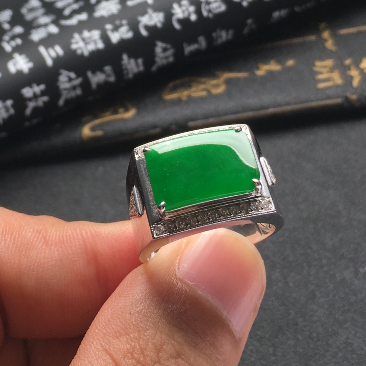 （超值推荐）糯冰种阳绿镶白金钻石戒指（男戒）