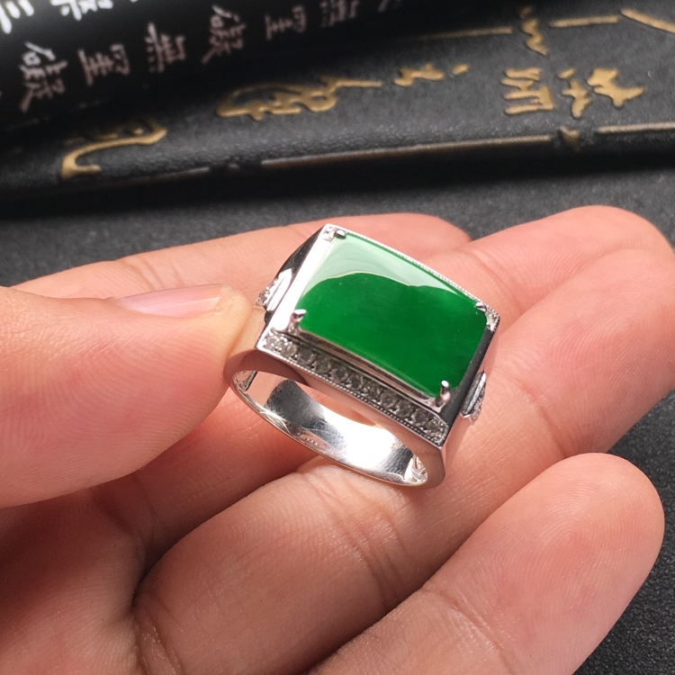 （超值推荐）糯冰种阳绿镶白金钻石戒指（男戒）