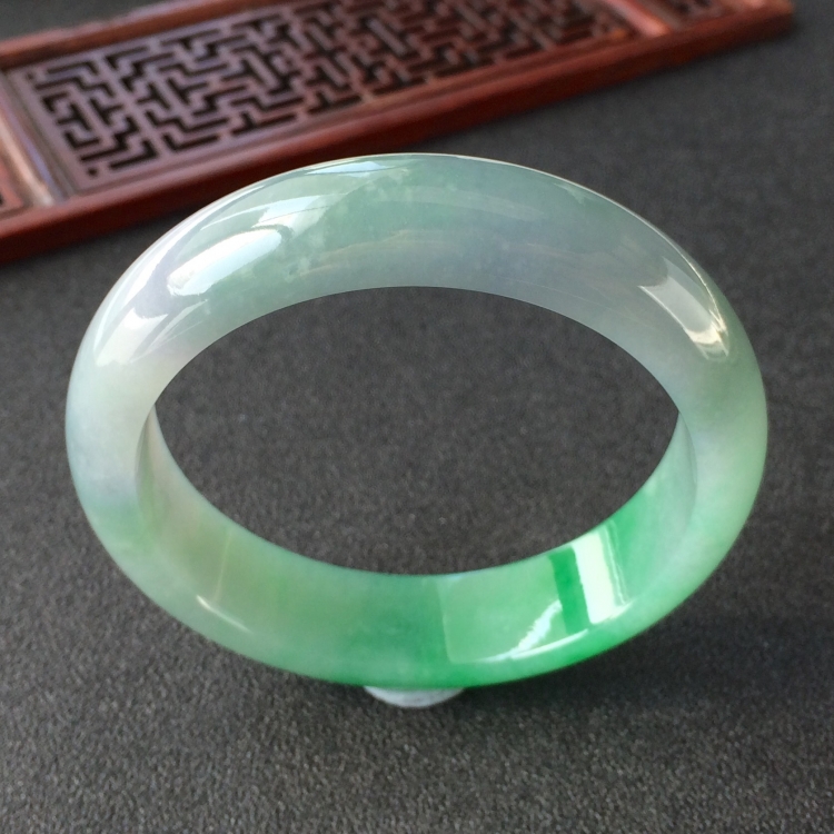 (超值推荐)糯冰种飘翠手镯(56.5mm)