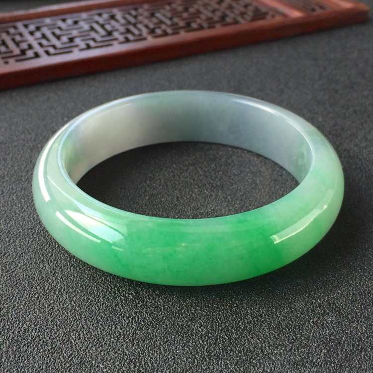 (超值推荐)糯冰种飘翠手镯(56.5mm)