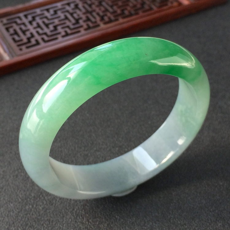 (超值推荐)糯冰种飘翠手镯(56.5mm)