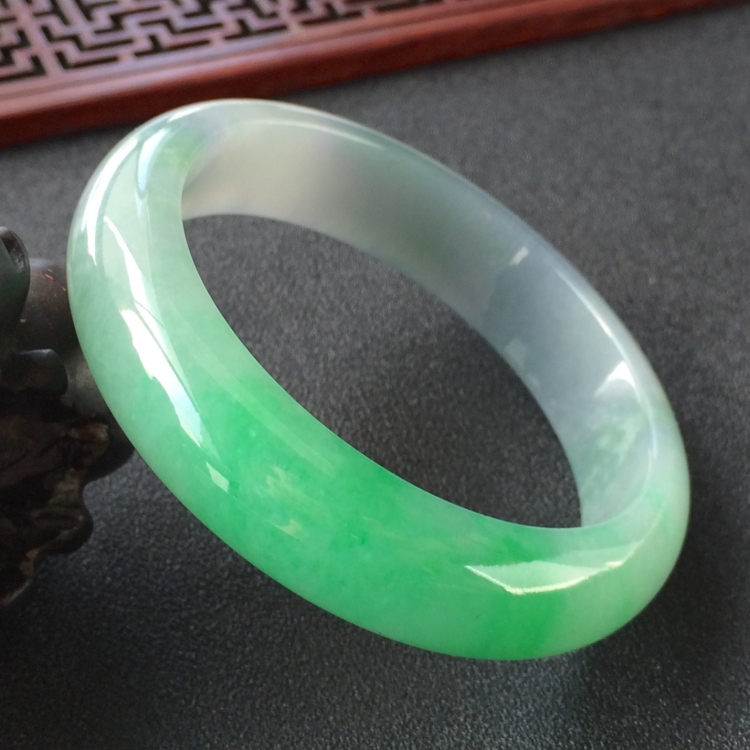 (超值推荐)糯冰种飘翠手镯(56.5mm)