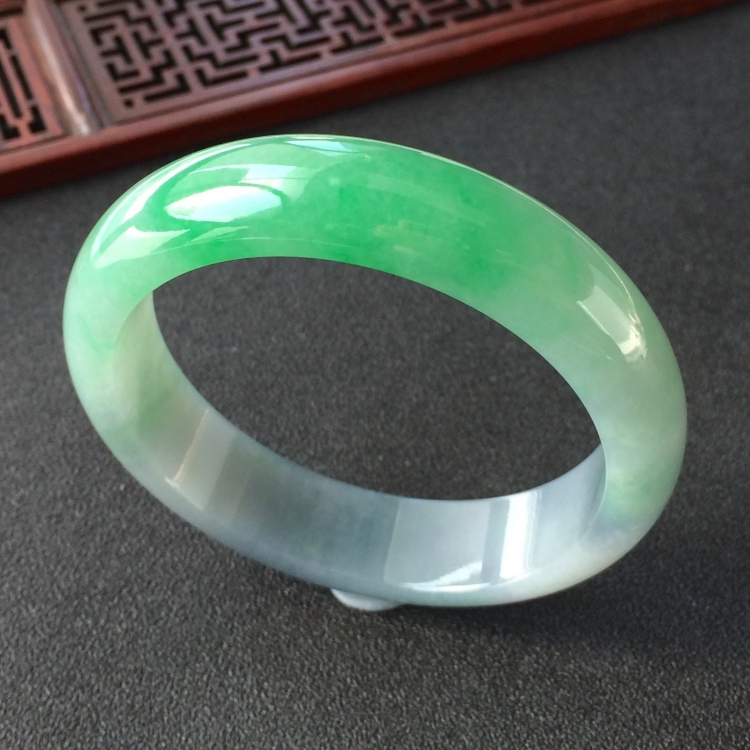 (超值推荐)糯冰种飘翠手镯(56.5mm)