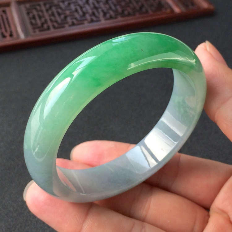 (超值推荐)糯冰种飘翠手镯(56.5mm)