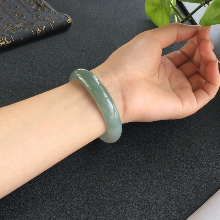 (超值推荐)糯冰种晴水手镯(57.1mm)