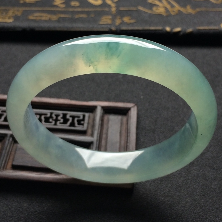 （超值推荐）冰种略飘花手镯（57mm）