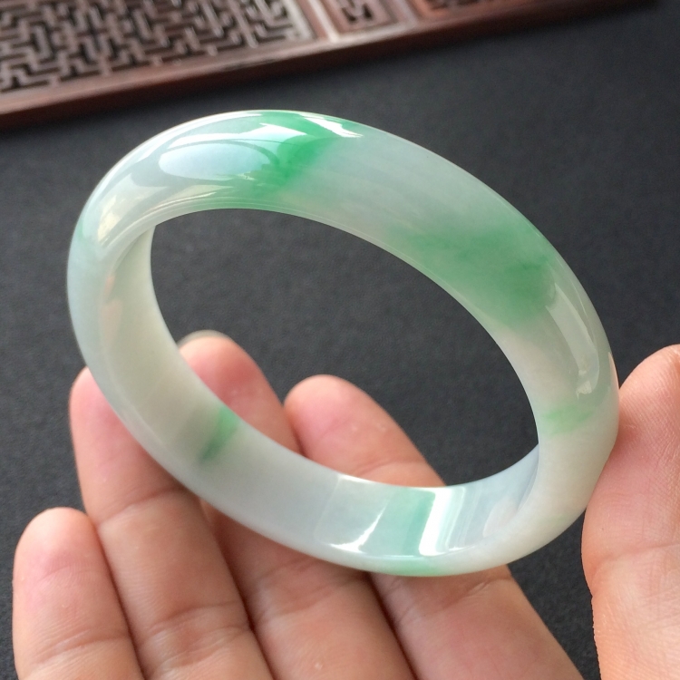 (超值推荐)糯冰种飘翠手镯(58mm)