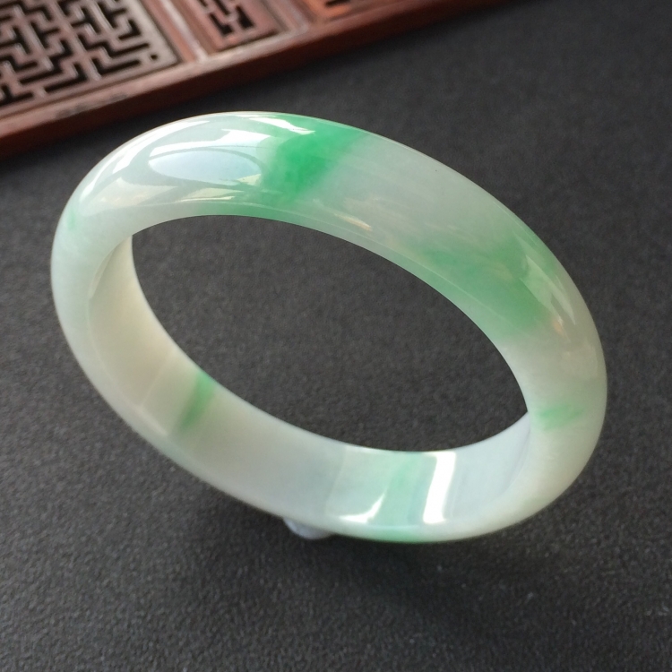 (超值推荐)糯冰种飘翠手镯(58mm)