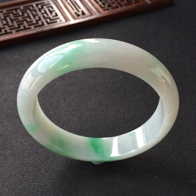 (超值推荐)糯冰种飘翠手镯(58mm)