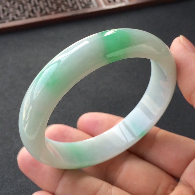 (超值推荐)糯冰种飘翠手镯(58mm)