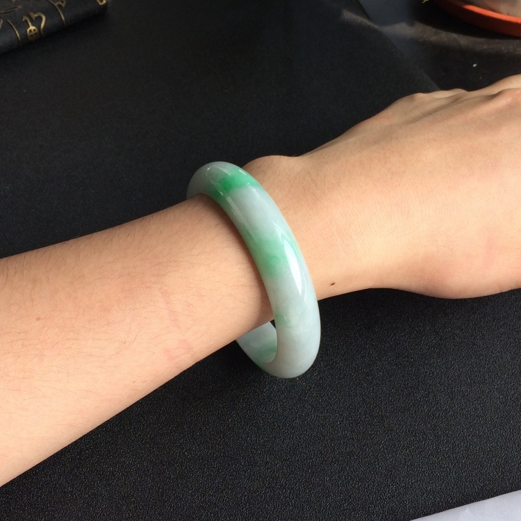 (超值推荐)糯冰种飘翠手镯(58mm)
