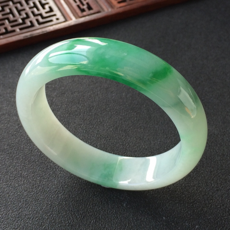 (超值推荐)糯冰种飘翠手镯(56.7mm)