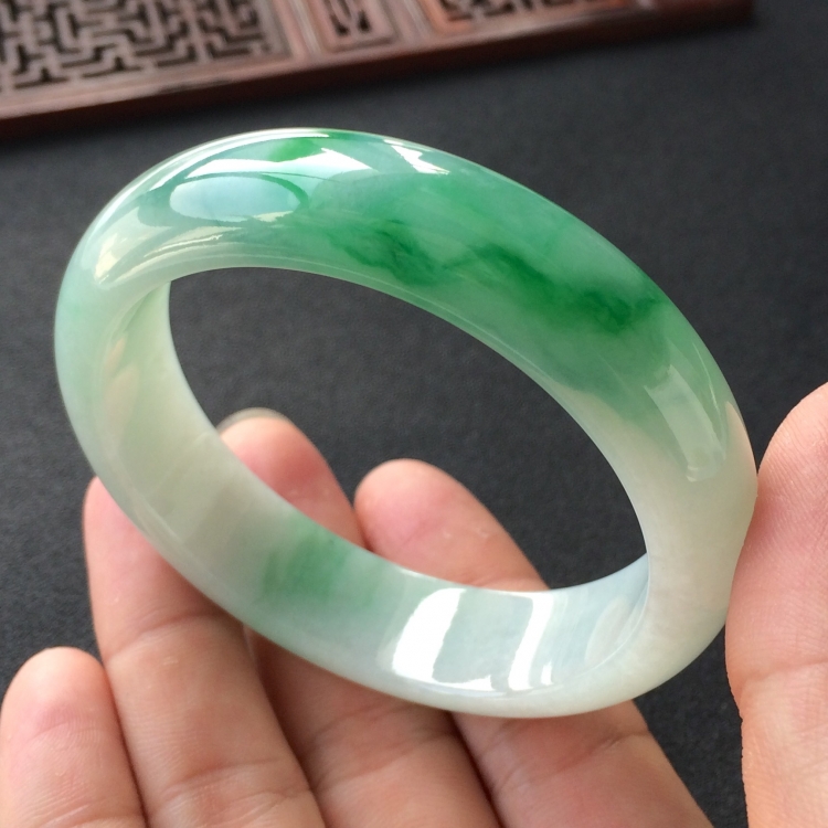 (超值推荐)糯冰种飘翠手镯(56.7mm)