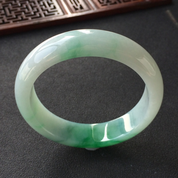 (超值推荐)糯冰种飘翠手镯(56.7mm)