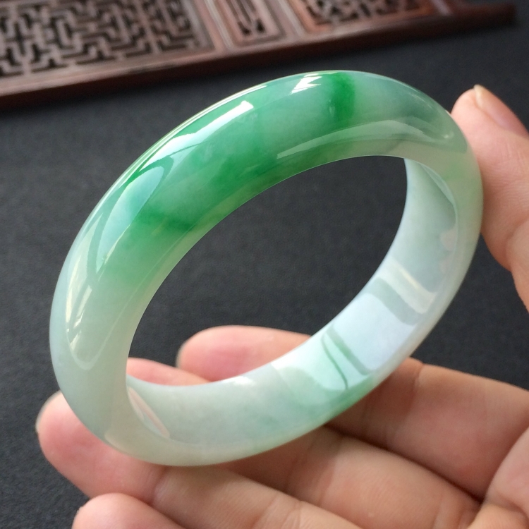 (超值推荐)糯冰种飘翠手镯(56.7mm)