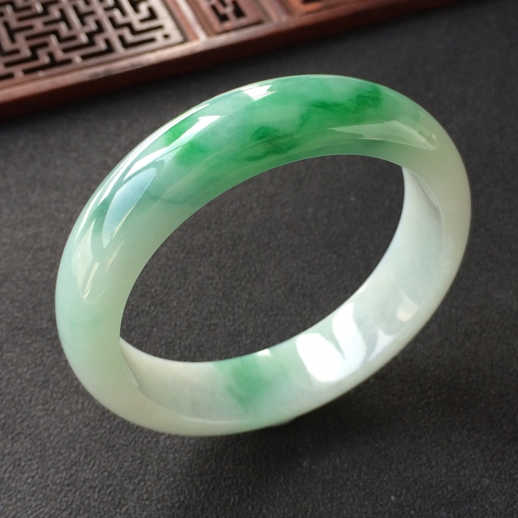 (超值推荐)糯冰种飘翠手镯(56.7mm)