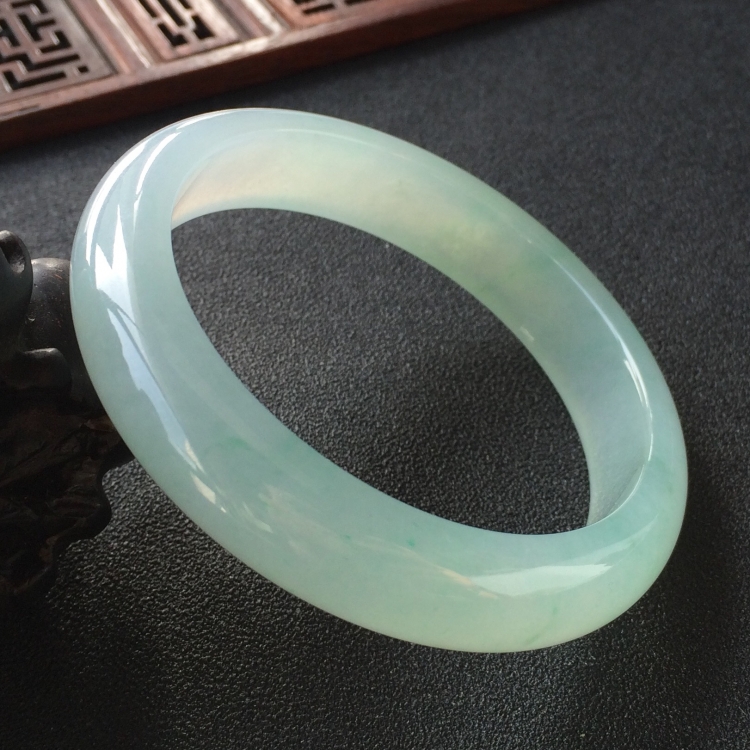 (超值推荐)糯冰种晴水略飘花手镯(57mm)