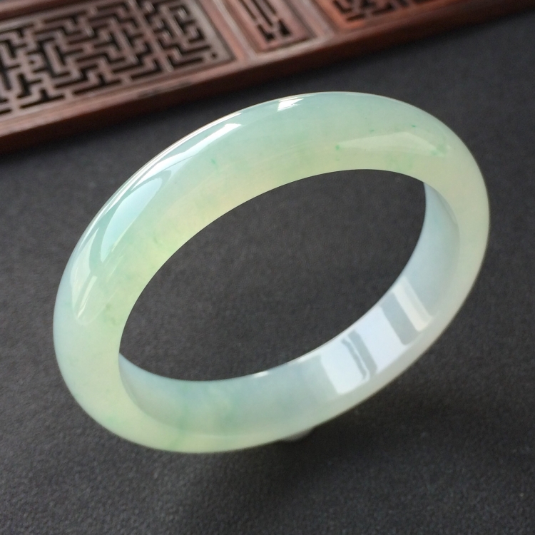 (超值推荐)糯冰种晴水略飘花手镯(57mm)