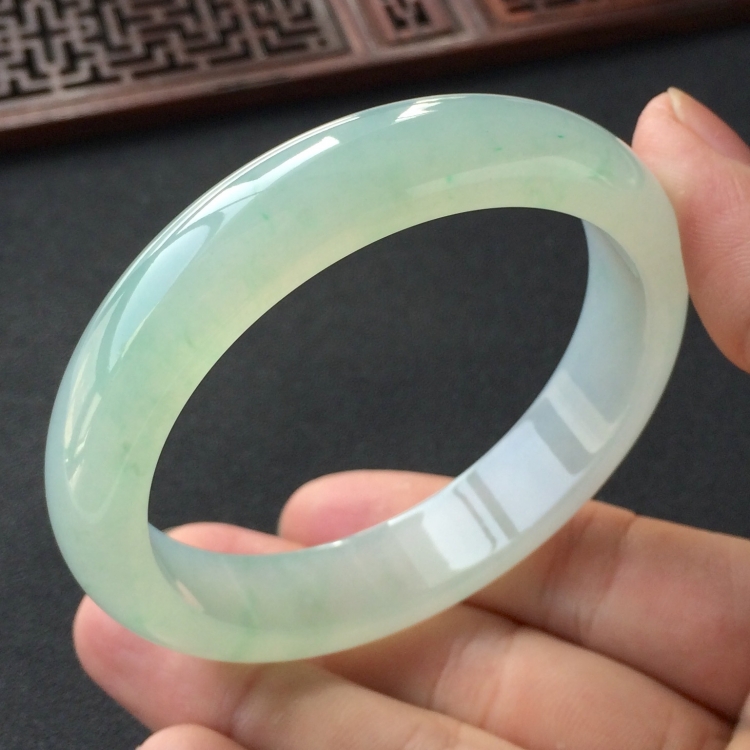 (超值推荐)糯冰种晴水略飘花手镯(57mm)