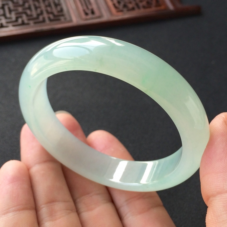 (超值推荐)糯冰种晴水略飘花手镯(57mm)