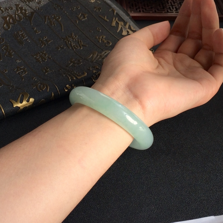 (超值推荐)糯冰种晴水略飘花手镯(57mm)