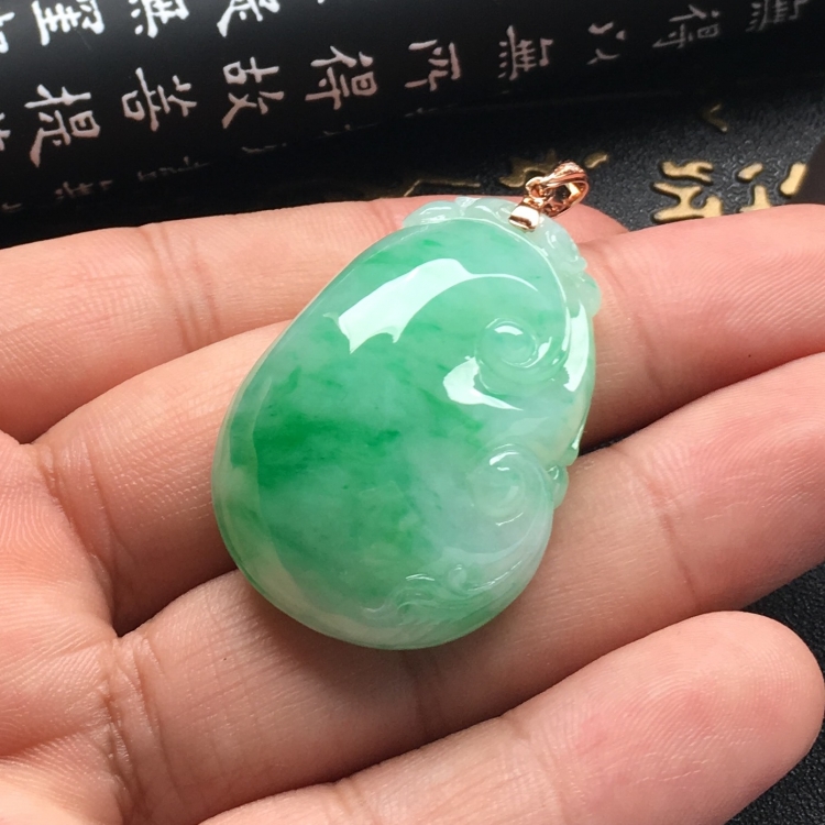 （超值推荐）糯冰种飘翠如意挂件（金扣）