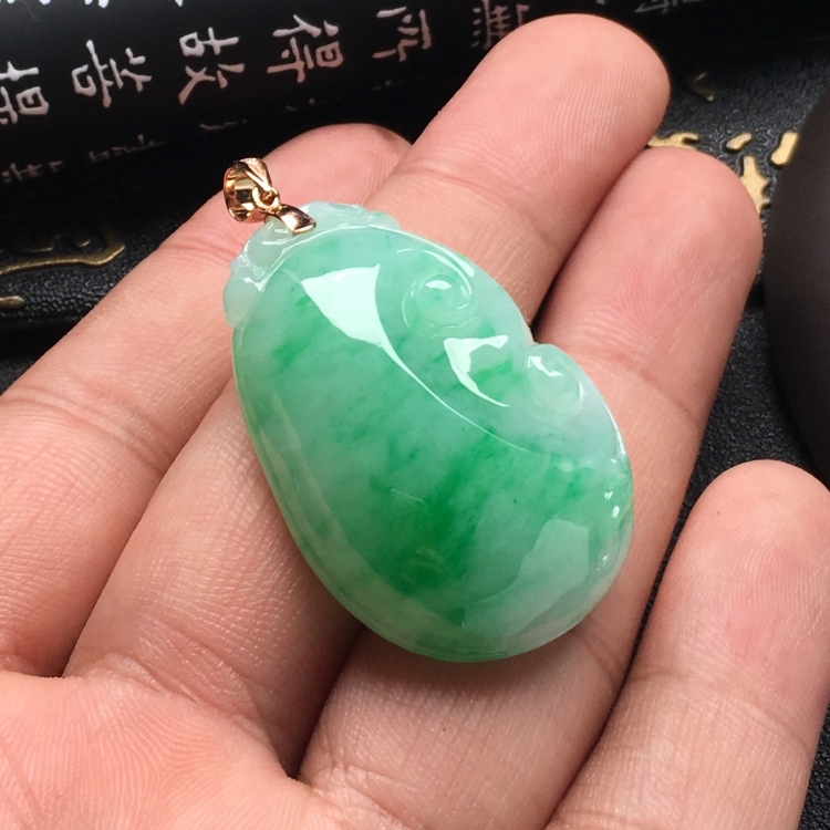 （超值推荐）糯冰种飘翠如意挂件（金扣）