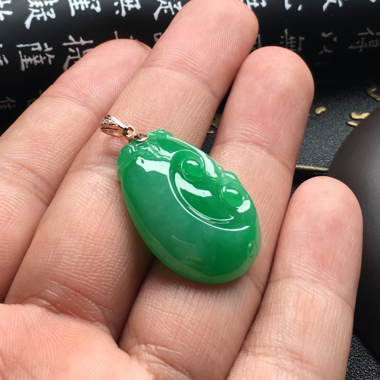 （超值推荐）糯冰种翠色如意挂件（金扣）