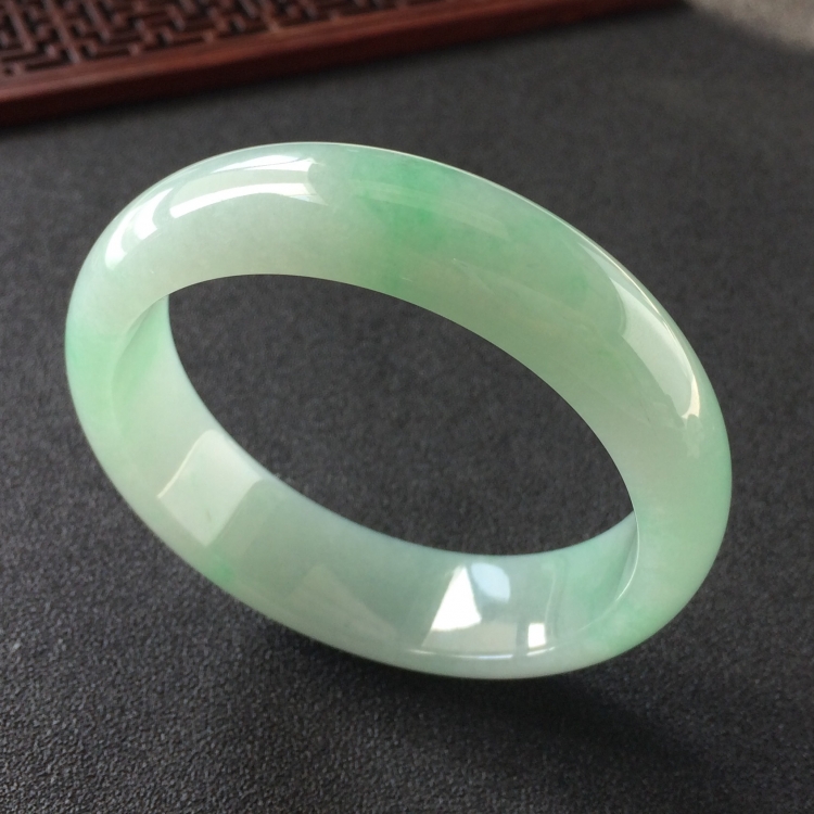 (超值推荐)糯冰种飘翠手镯(56mm)