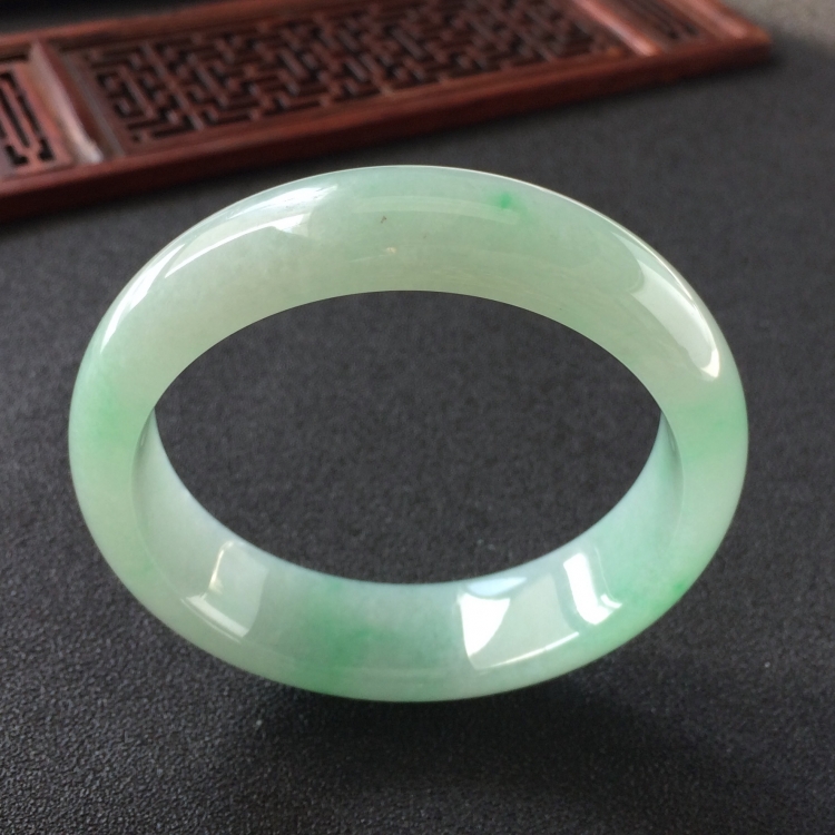 (超值推荐)糯冰种飘翠手镯(56mm)