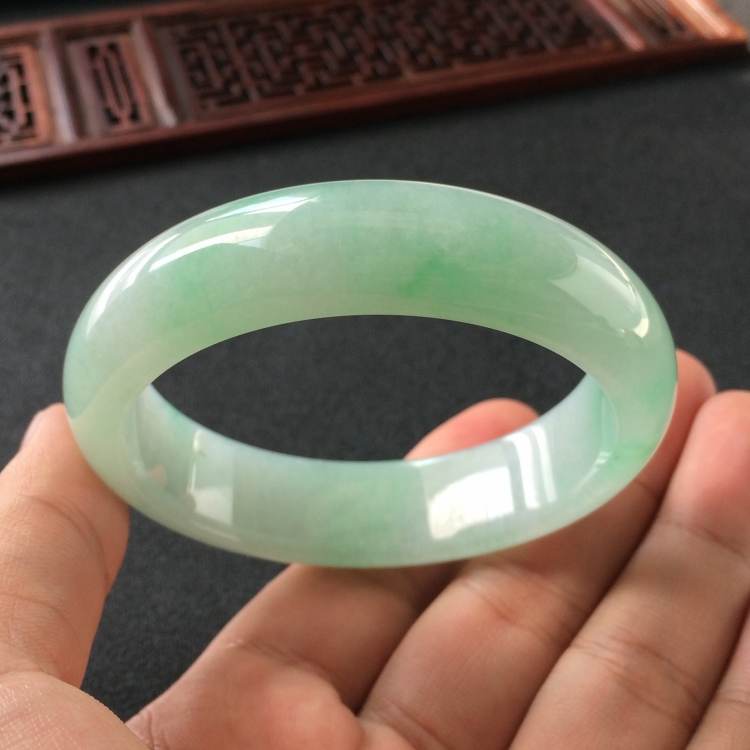 (超值推荐)糯冰种飘翠手镯(56mm)