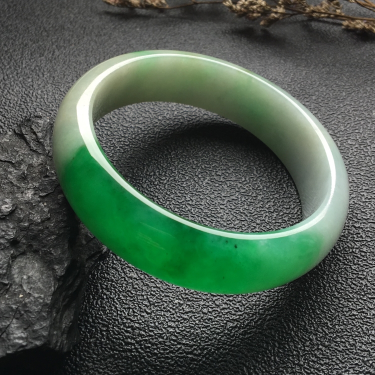 （超值推荐）糯冰种阳绿手镯（58.2mm）
