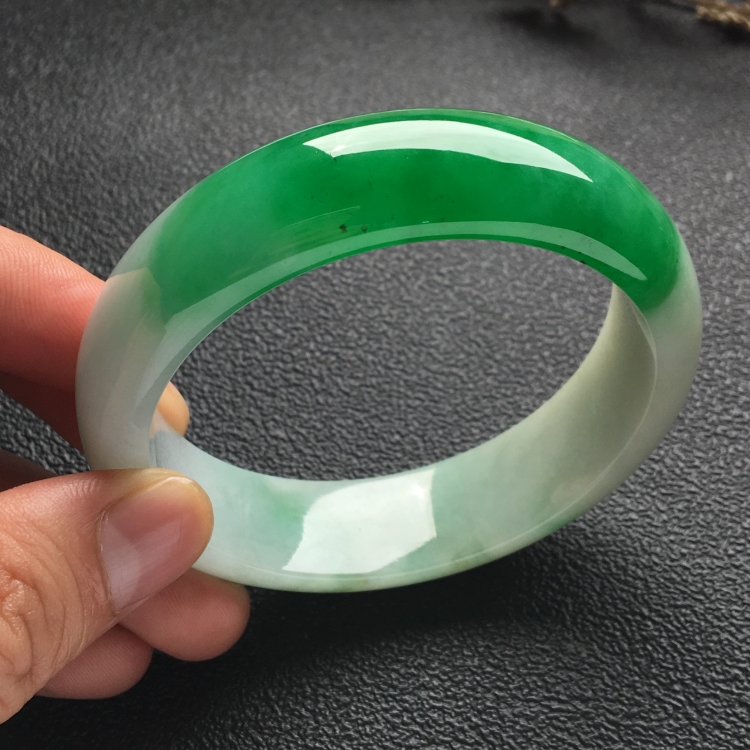 （超值推荐）糯冰种阳绿手镯（58.2mm）