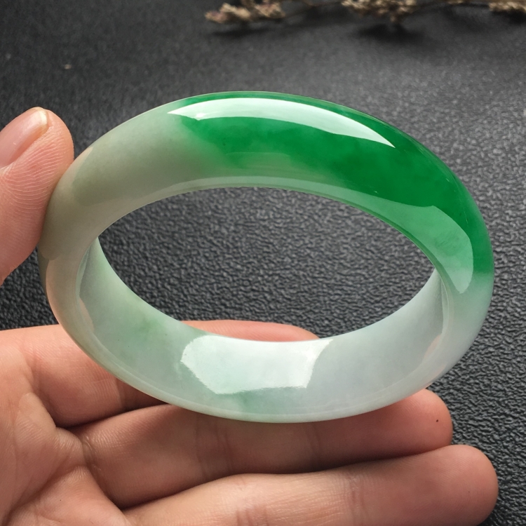 （超值推荐）糯冰种阳绿手镯（58.2mm）