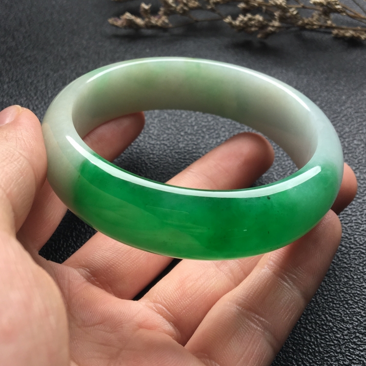 （超值推荐）糯冰种阳绿手镯（58.2mm）