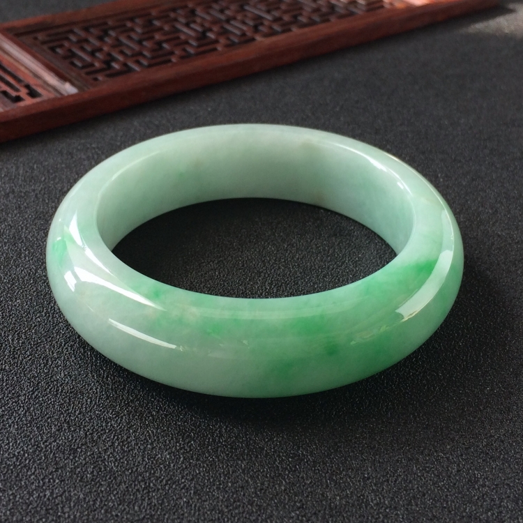 (超值推荐)糯冰种飘翠手镯(55.5mm)