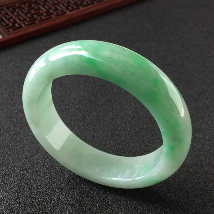 (超值推荐)糯冰种飘翠手镯(55.5mm)