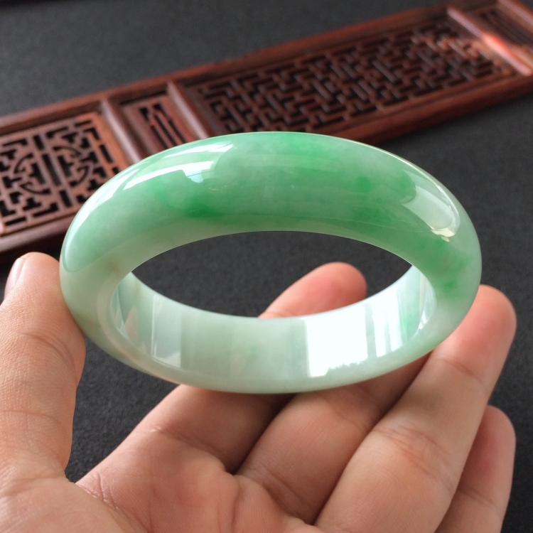 (超值推荐)糯冰种飘翠手镯(55.5mm)