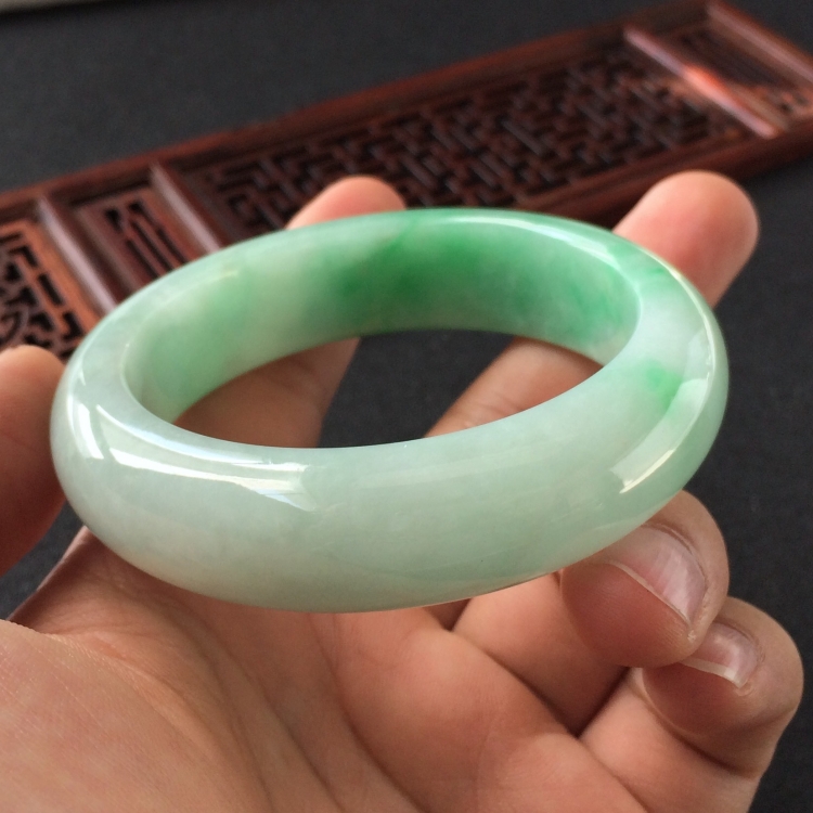 (超值推荐)糯冰种飘翠手镯(55.5mm)