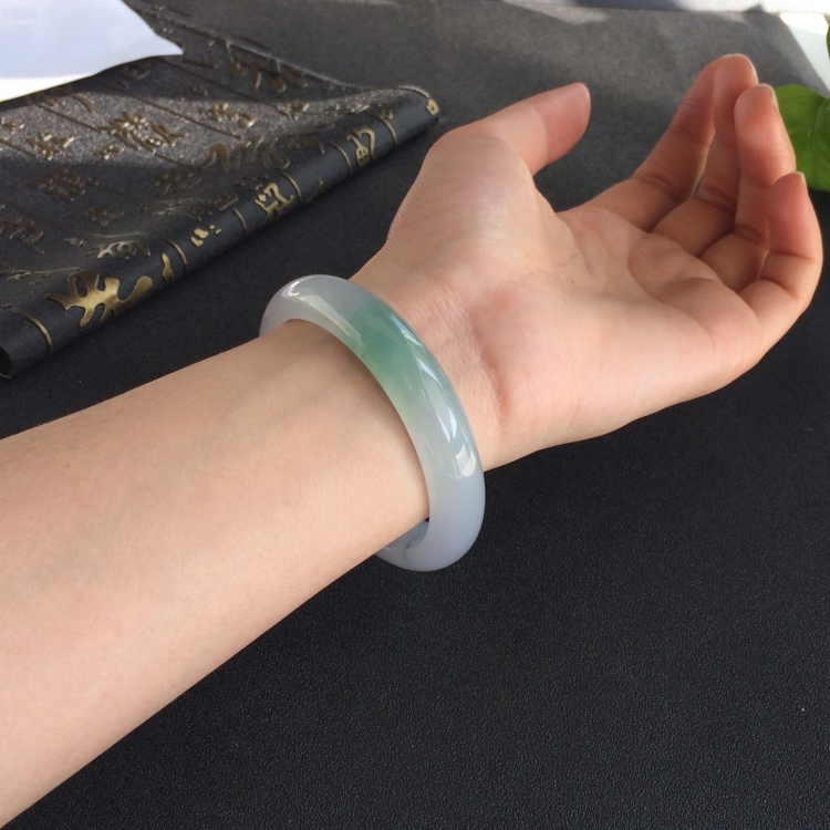 (超值推荐)糯冰种飘花手镯(57mm)