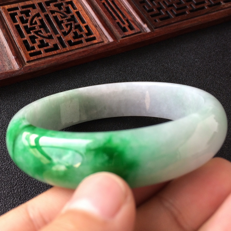 (超值推荐)糯冰种飘翠手镯(60.5mm)