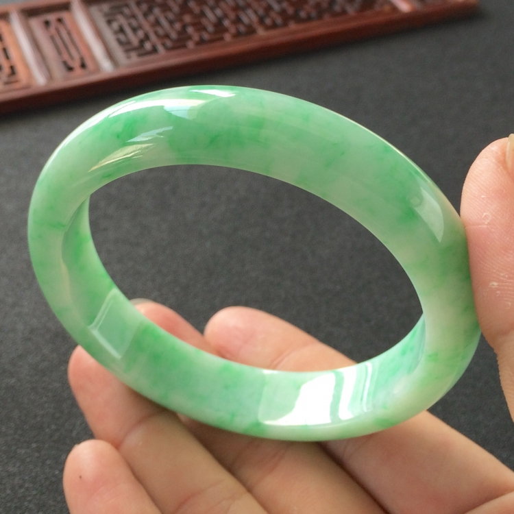 (超值推荐)糯冰种飘翠手镯(61.5mm)