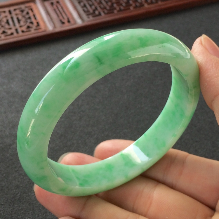 (超值推荐)糯冰种飘翠手镯(61.5mm)