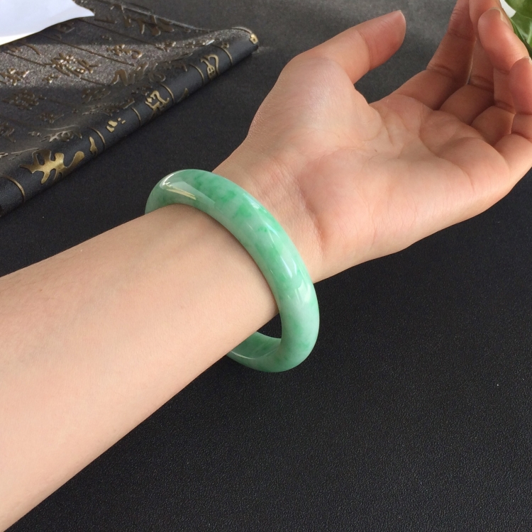 (超值推荐)糯冰种飘翠手镯(61.5mm)