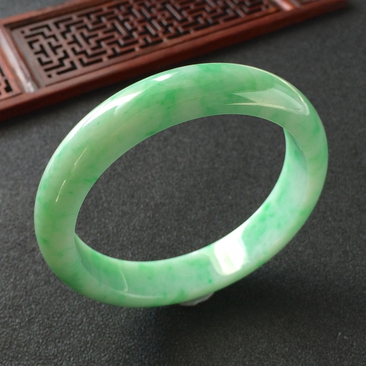 (超值推荐)糯冰种飘翠手镯(61.5mm)