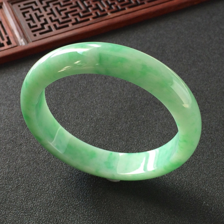 (超值推荐)糯冰种飘翠手镯(61.5mm)