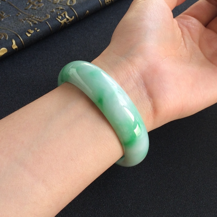 (超值推荐)糯冰种飘翠手镯(57.5mm)